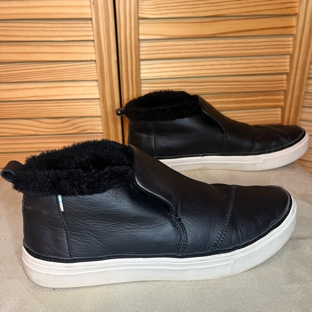 Toms Black Leather Ankle Boots with Fur Trim